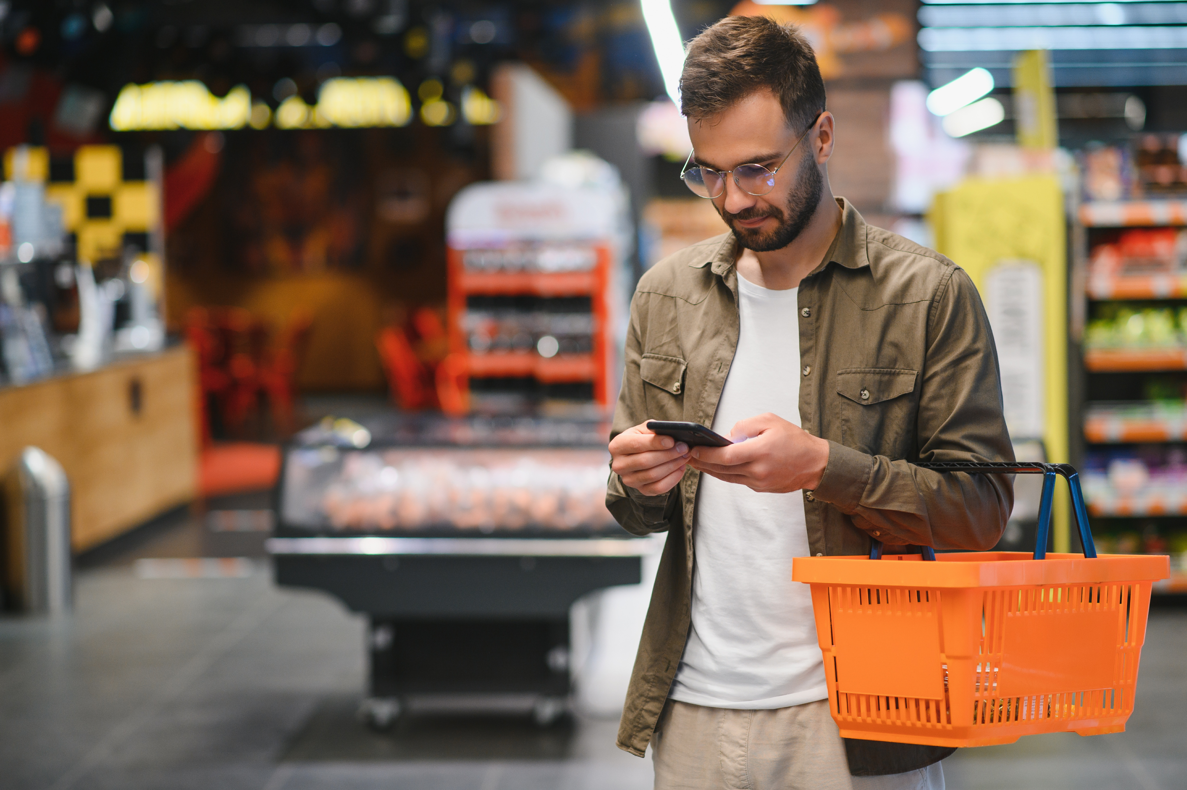 Man shopping with smartphone